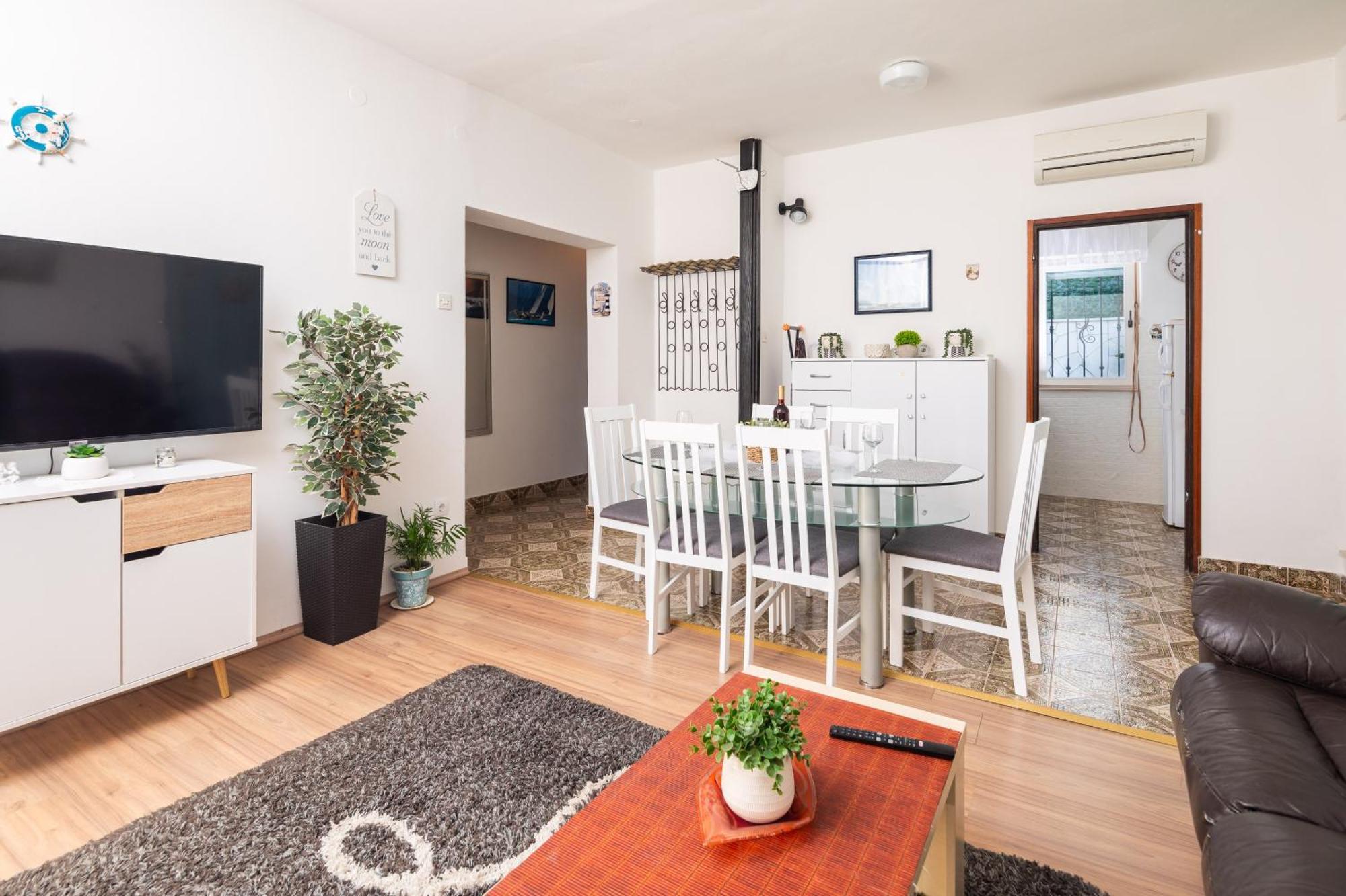 Urban Edge - Beach Apartments Omiš Extérieur photo