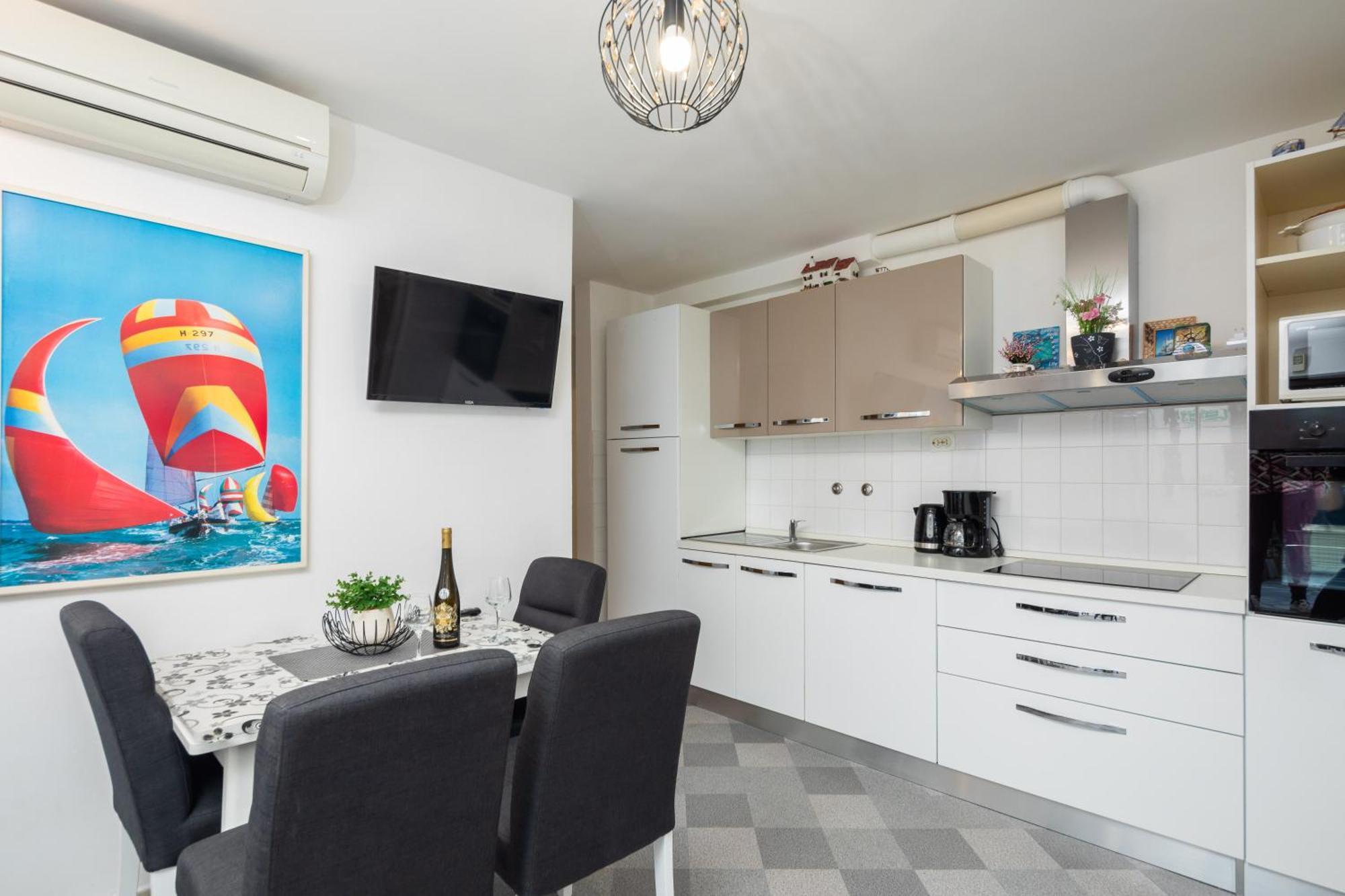 Urban Edge - Beach Apartments Omiš Extérieur photo
